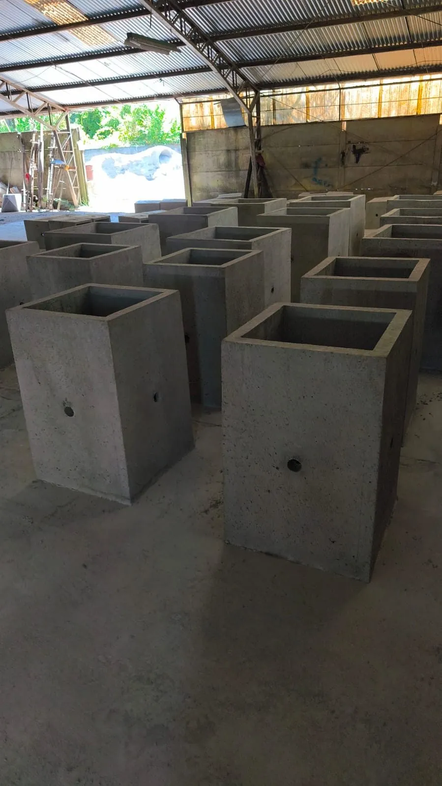 Cámaras eléctricas prefabricadas de hormigón alineadas dentro de la planta de Vibrados Navarrete en Temuco