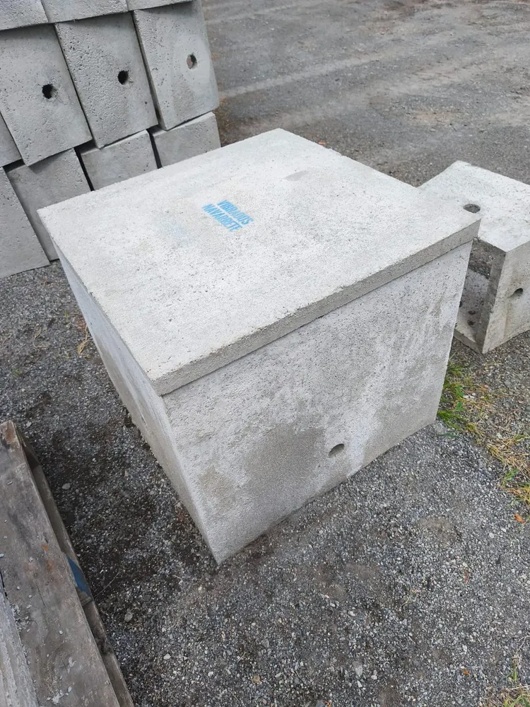 Cámara eléctrica prefabricada terminada, con sello de Vibrados Navarrete, lista en el patio de la planta
