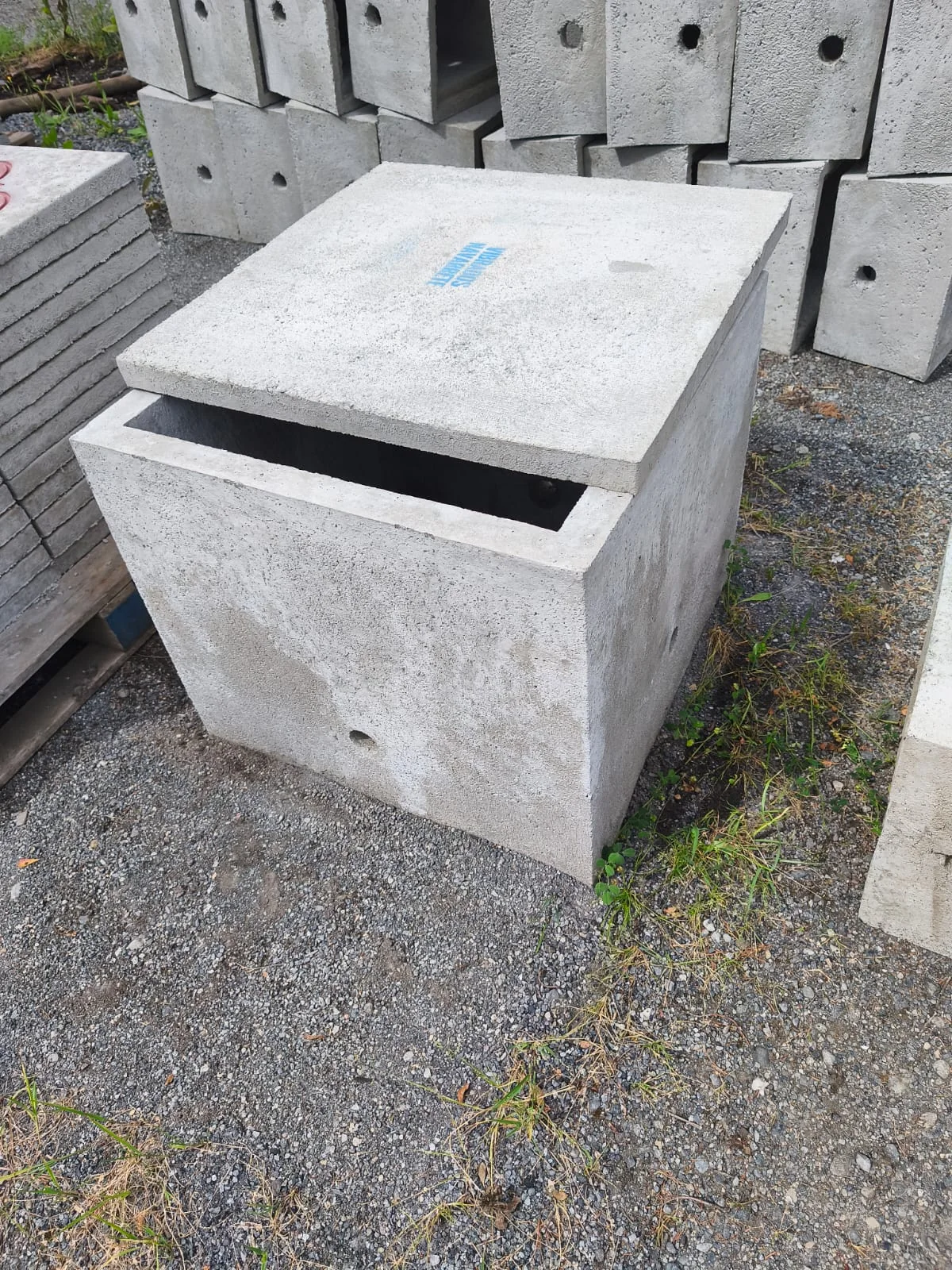 Cámara eléctrica de hormigón con la marca de Vibrados Navarrete visible