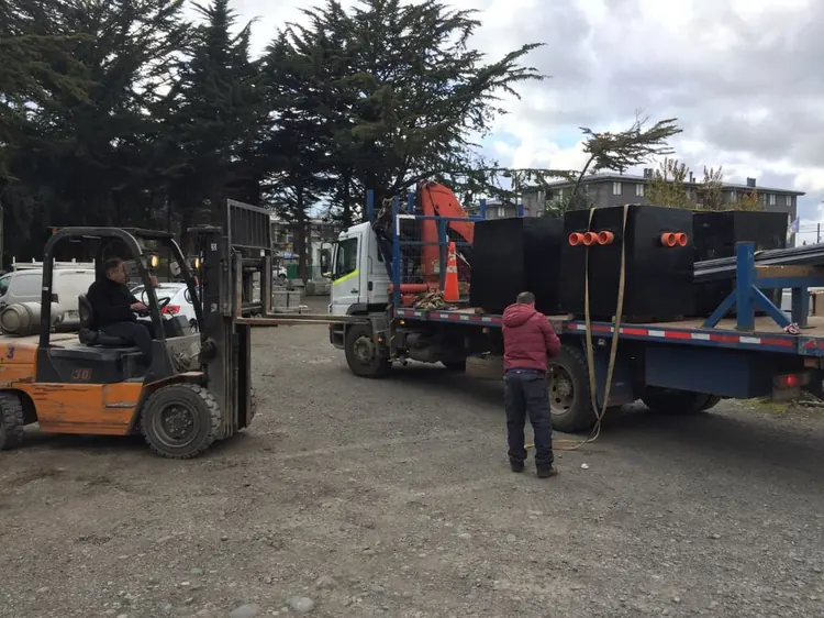 Cámaras eléctricas especiales organizadas para su despacho en camión