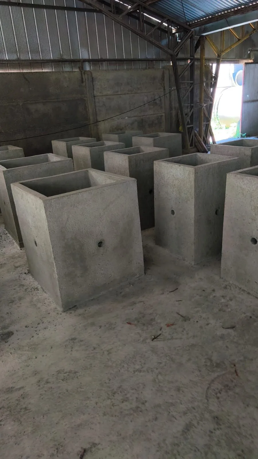 Serie de cámaras eléctricas de hormigón terminadas, alineadas en la planta de Vibrados Navarrete, con sus perforaciones de conducción a la vista