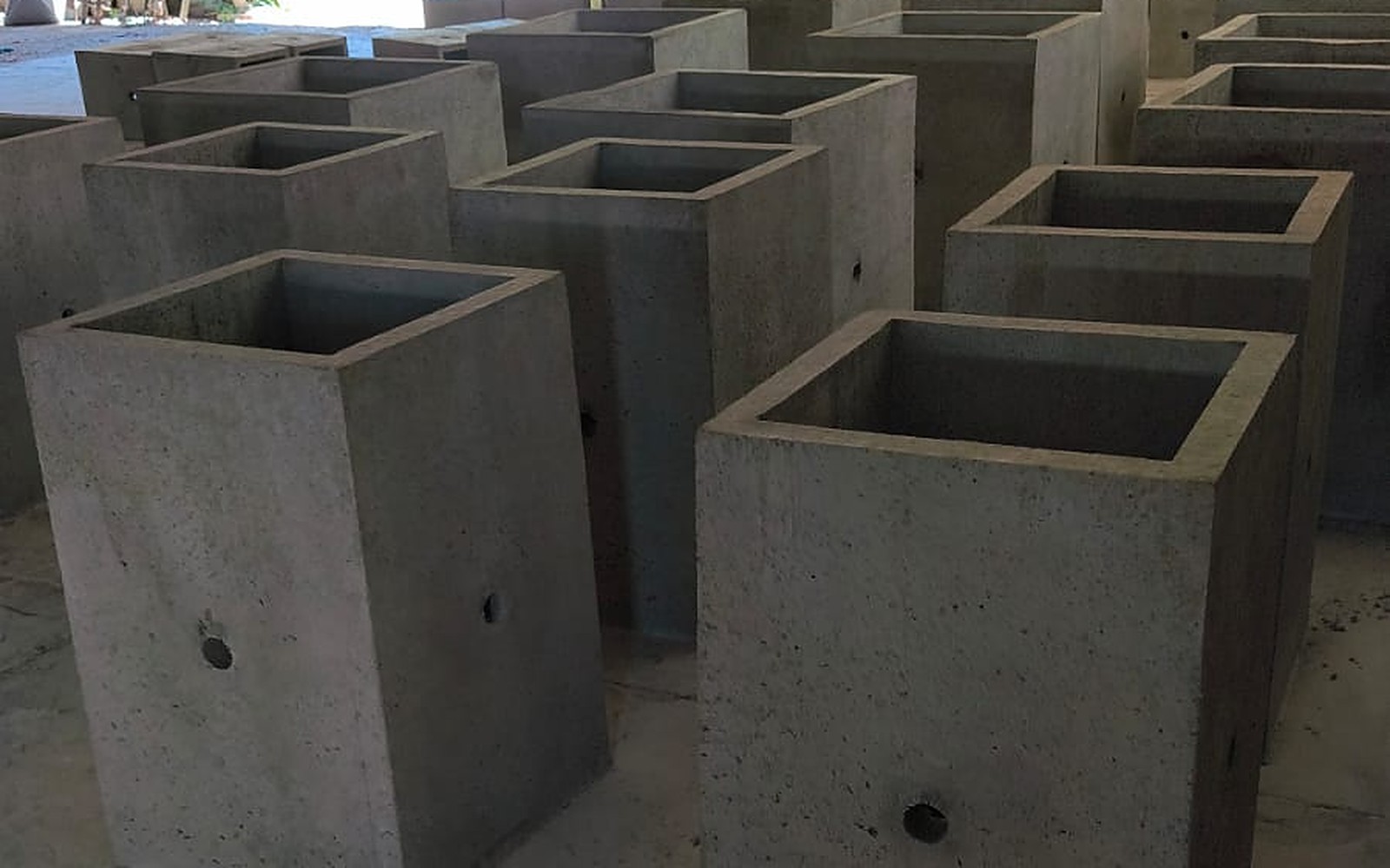 Serie de cámaras eléctricas prefabricadas en la planta de Vibrados Navarrete, en Temuco