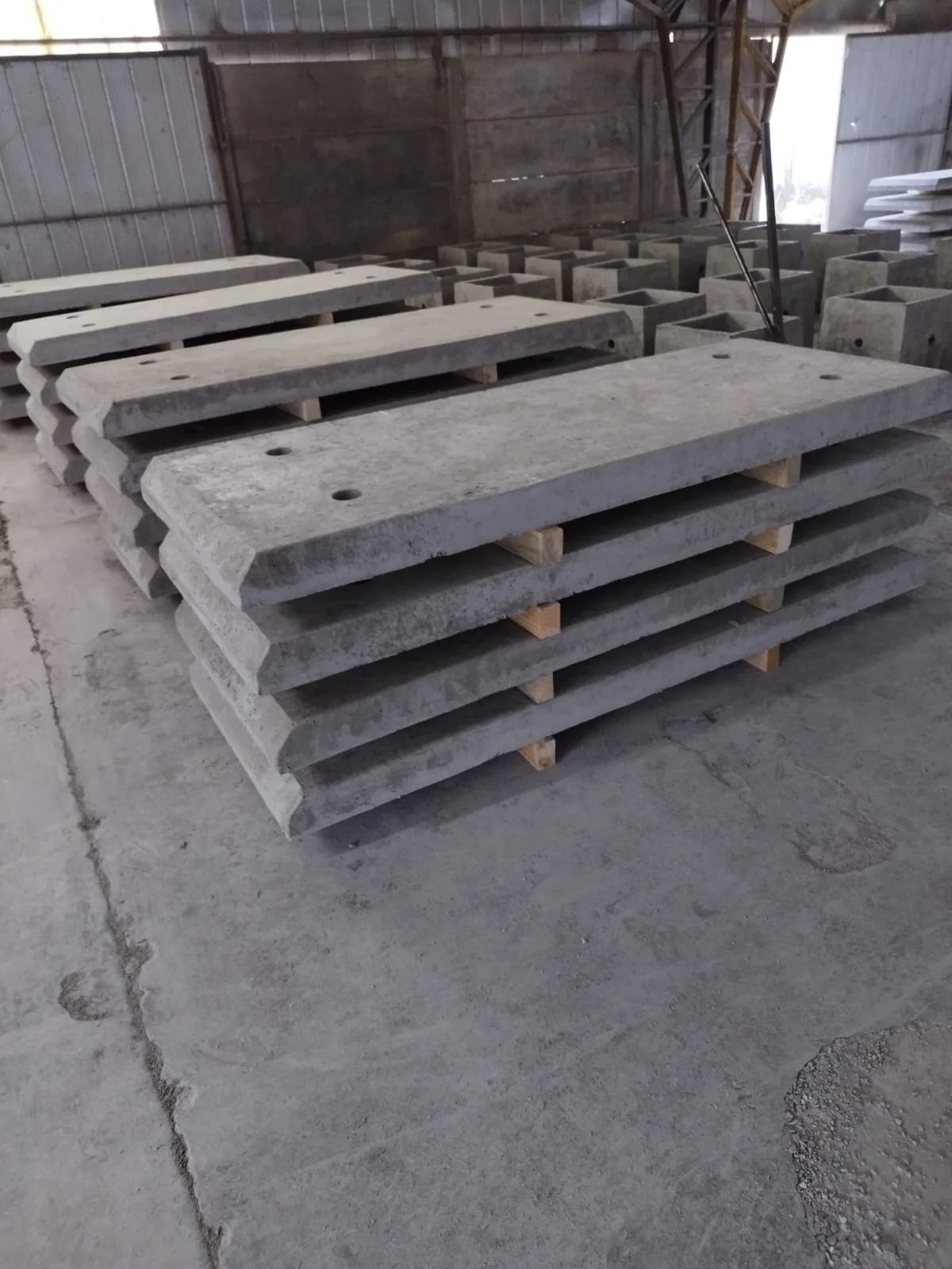 Losetas de hormigón apiladas en la planta de Vibrados Navarrete, antes del despacho