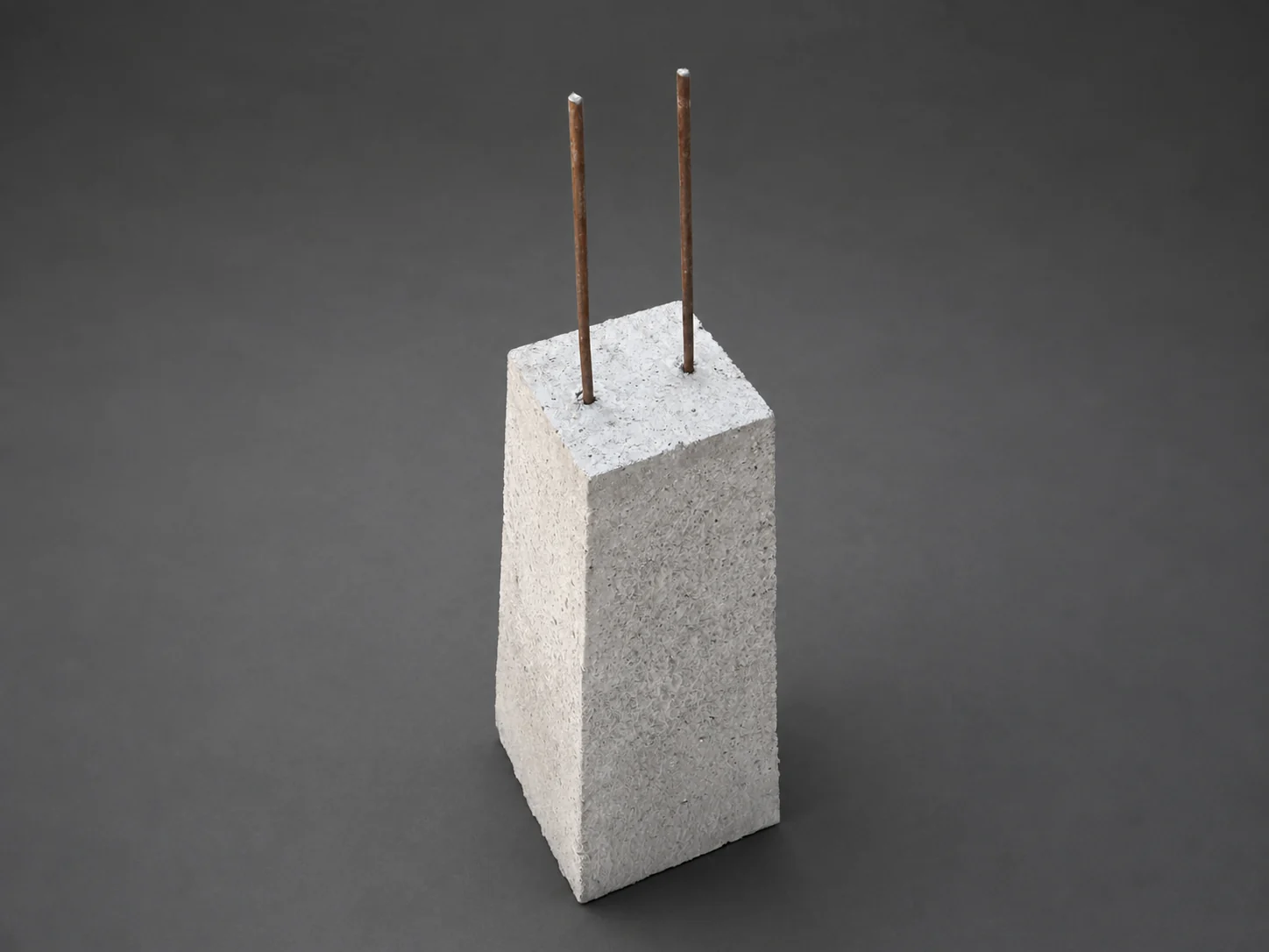 Poyo especial de hormigón 0,50 con dos fierros sobre fondo de estudio gris