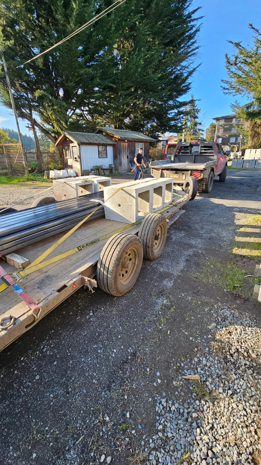 Piezas prefabricadas de hormigón ya cargadas y amarradas sobre un remolque en la planta de Vibrados Navarrete, preparadas para su retiro