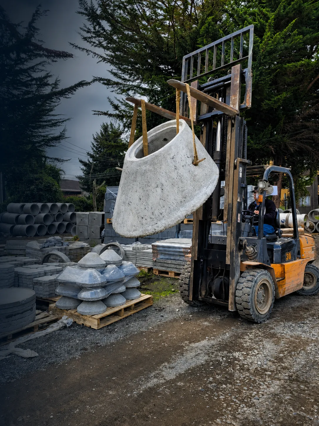 Grúa horquilla de Vibrados Navarrete manipulando una pieza prefabricada de gran formato en el patio de la planta de Temuco
