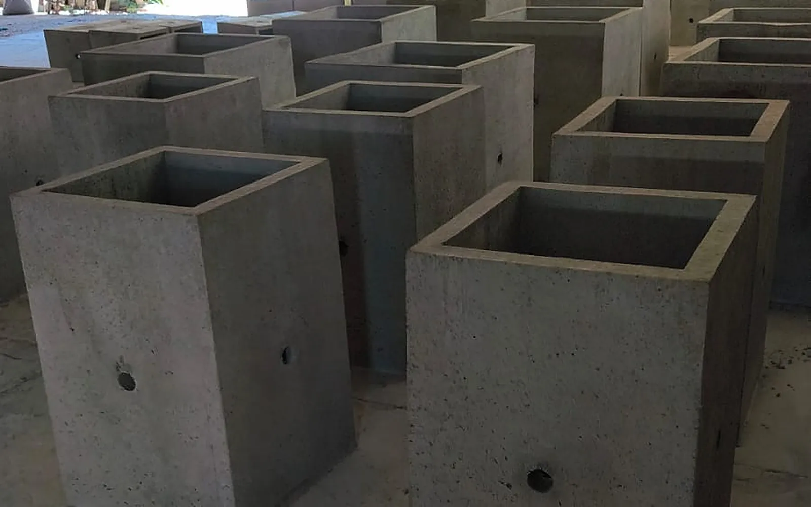 Camaras de inspeccion electrica de hormigon recien fabricadas en la planta de Vibrados Navarrete