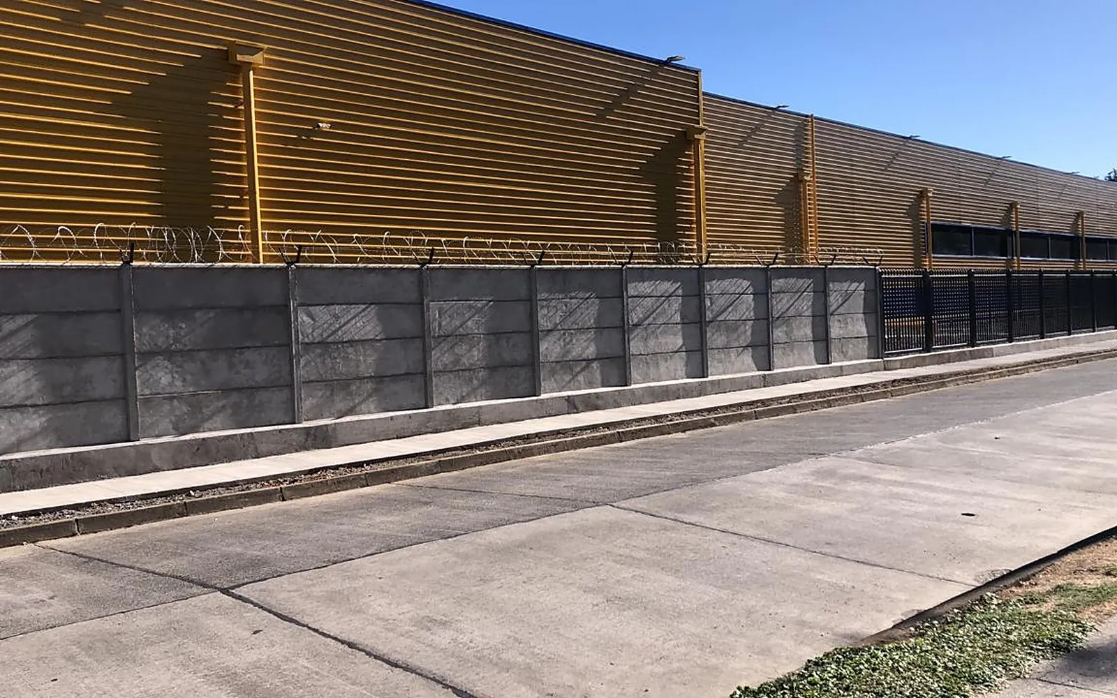 Muro perimetral de hormigon con cierre de seguridad, fabricado por Vibrados Navarrete