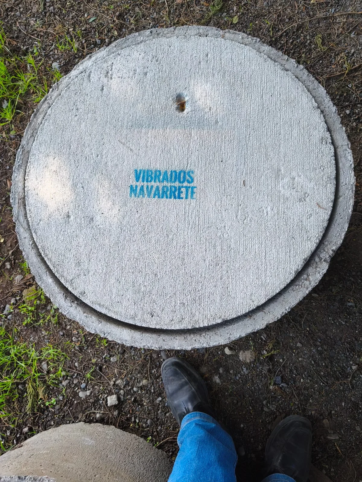 Cubierta de hormigón con la marca real de Vibrados Navarrete estampada, logotipo en orientación horizontal