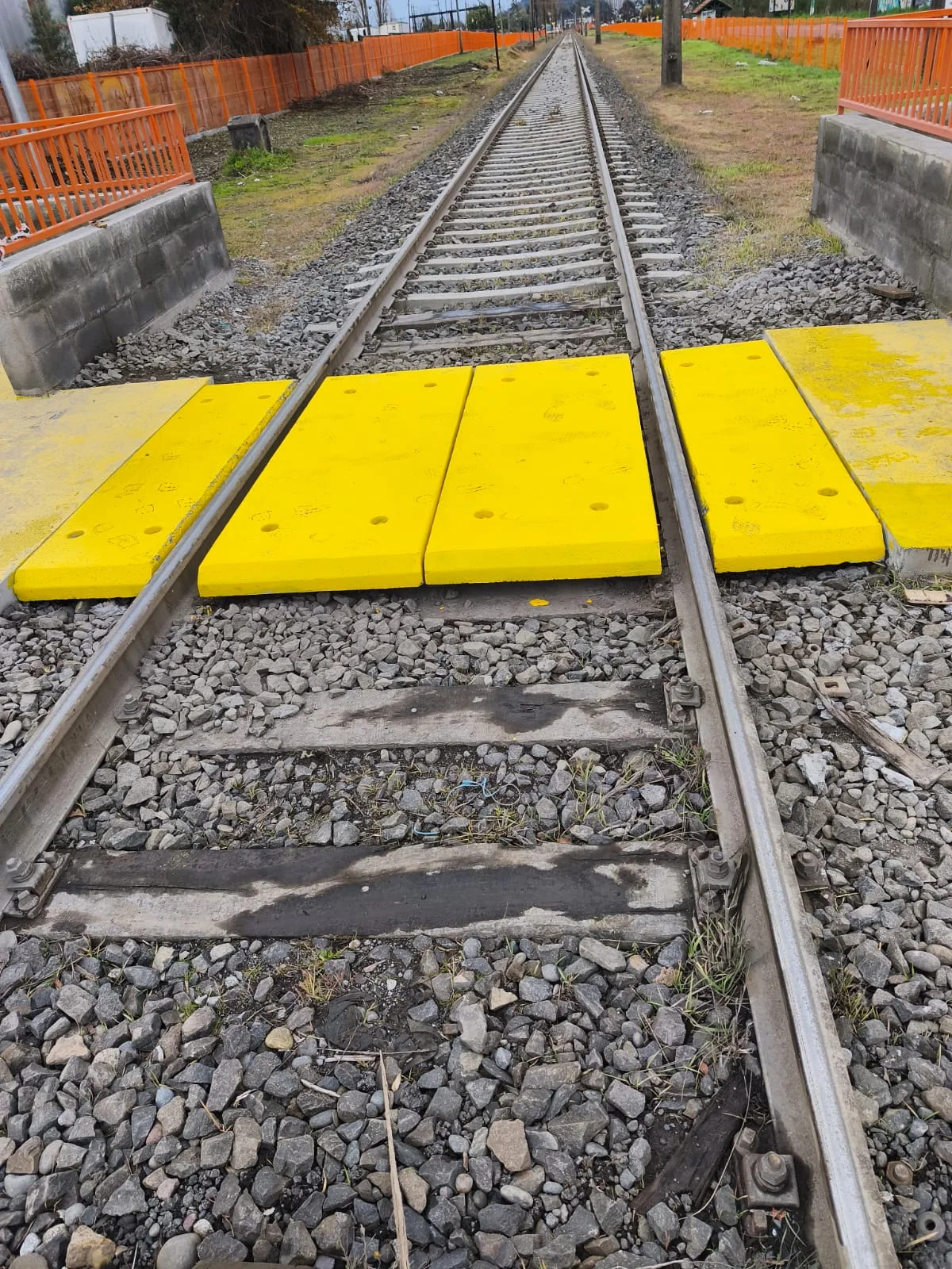Losetas de hormigón de Vibrados Navarrete instaladas en un cruce ferroviario real