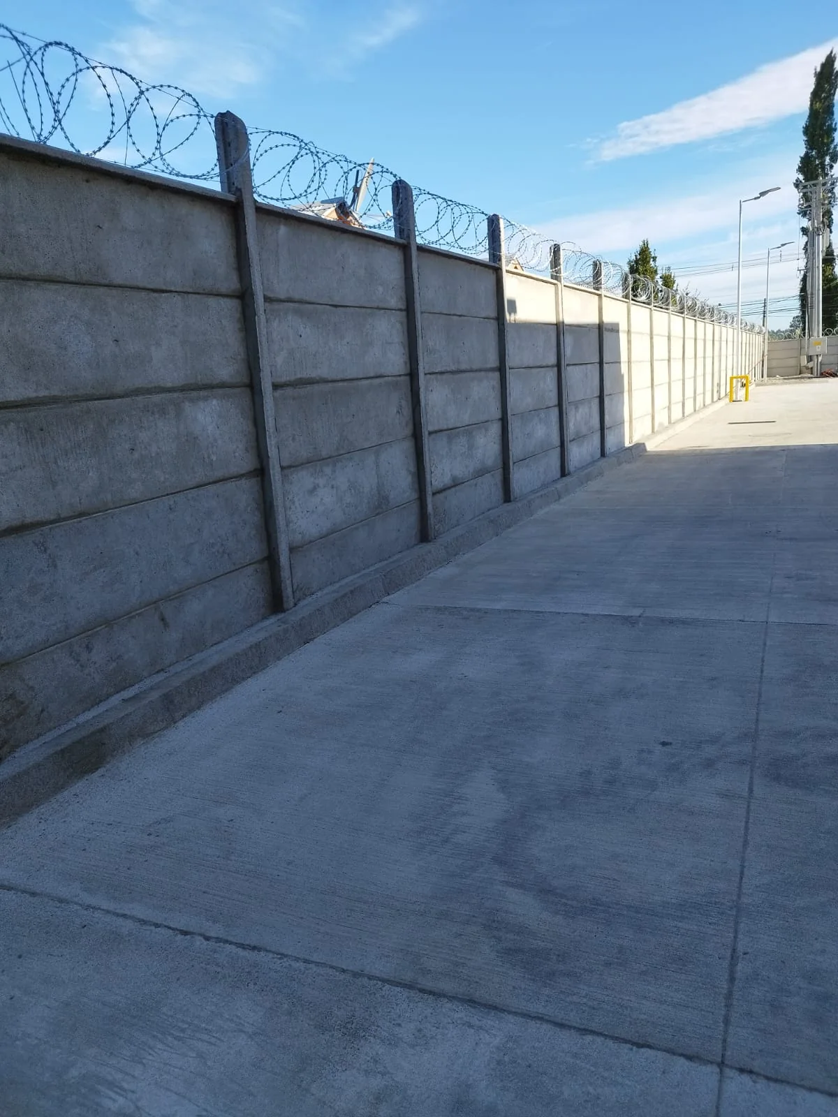 Muro perimetral de hormigón prefabricado, aplicación real de un proyecto distinto